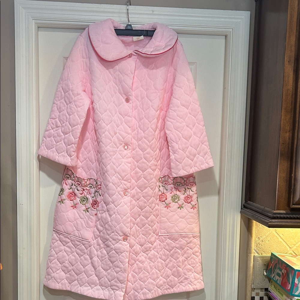 Vintage 60’s Pink Quilted Women's Robe with Floral Embroidery